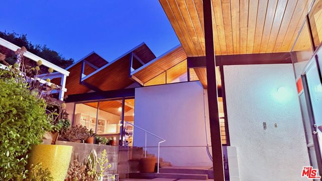 8554 Day Street, Sunland CA: https://media.crmls.org/mediaz/681b73f1-0e52-4f67-a1ac-3e338bfd05c8.jpg