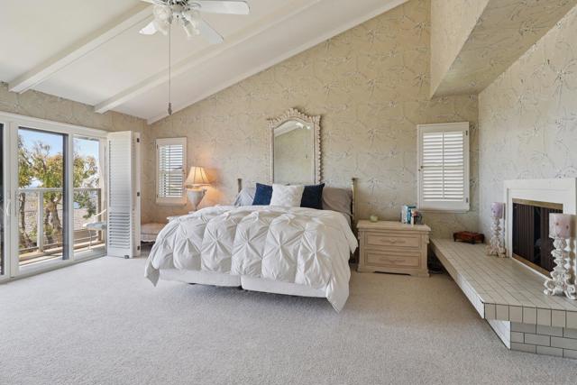 119 Spinnaker Ct, Del Mar CA: https://media.crmls.org/mediaz/681c37f4-dd3e-4db7-a9e0-7d1b606ea1b5.jpg