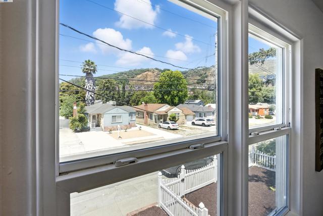 4030 Edwards Ave, Oakland CA: https://media.crmls.org/mediaz/681c6618-7fa8-45c7-9188-70874490e2d0.jpg