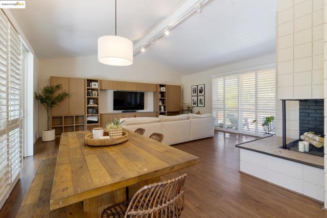 2041 Hidden Valley Dr, Santa Rosa CA: https://media.crmls.org/mediaz/681de986-4ca0-410e-bbc2-239f1aa57a14.jpg