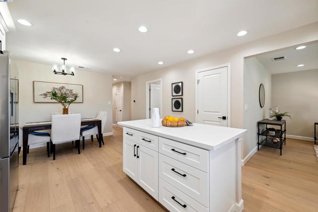 4531 Harper Ct, Pleasanton CA: https://media.crmls.org/mediaz/681dec9b-ce69-44d3-b1f9-e971f092d712.jpg