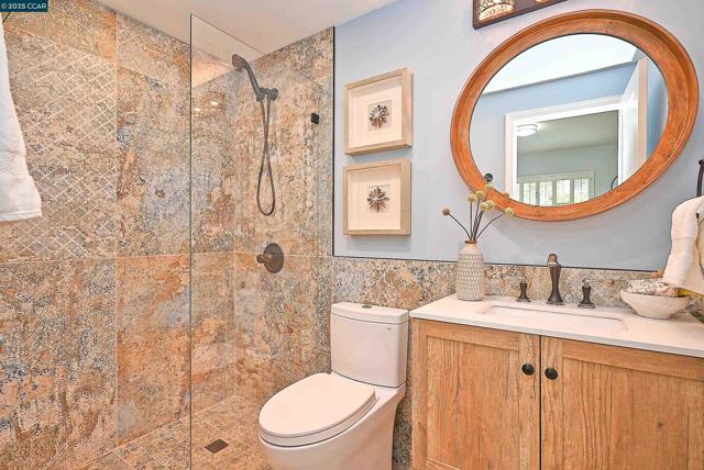 3434 Tice Creek Dr, Walnut Creek CA: https://media.crmls.org/mediaz/681edc71-2173-4e04-8075-9c85d0d92fc4.jpg