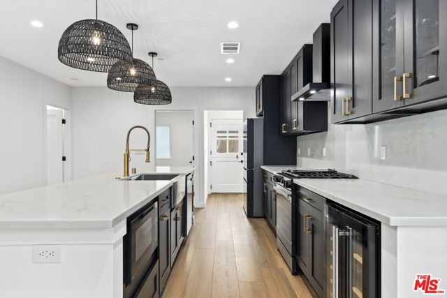 2700 S Palm Grove Avenue, Los Angeles CA: https://media.crmls.org/mediaz/681f1ab6-71b0-47d0-a0fa-cded33c27058.jpg
