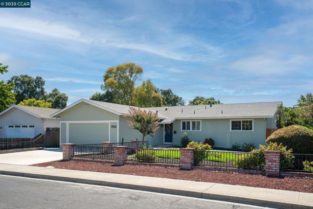 1950 Emerald St, Concord CA: https://media.crmls.org/mediaz/681fec4f-f569-46de-aaa6-f0f14b175cca.jpg
