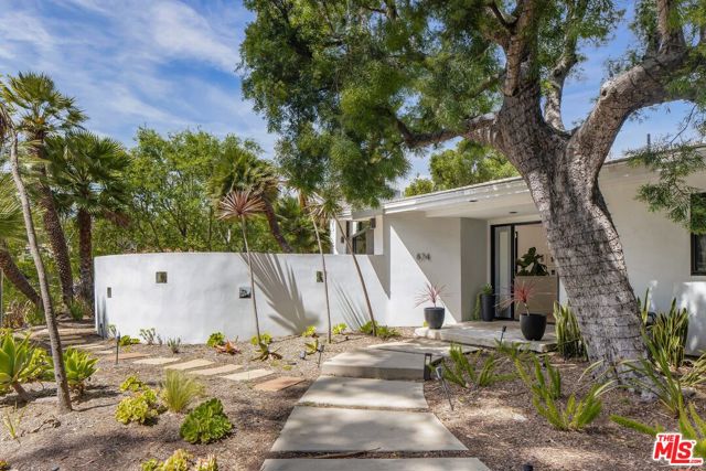 874 N Norman Place, Los Angeles CA: https://media.crmls.org/mediaz/6820421b-9d38-4046-be26-68d5cc66d401.jpg