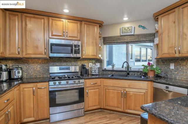 4930 Discovery Pt, Discovery Bay CA: https://media.crmls.org/mediaz/68205791-2cb8-4ab5-801a-933fc4d47cd3.jpg