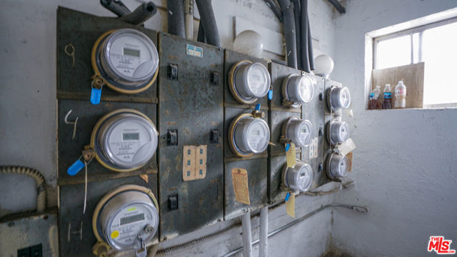 5342 Lexington Avenue, Los Angeles CA: https://media.crmls.org/mediaz/6820815f-91ad-4ab7-8b90-152aba7e43be.jpg