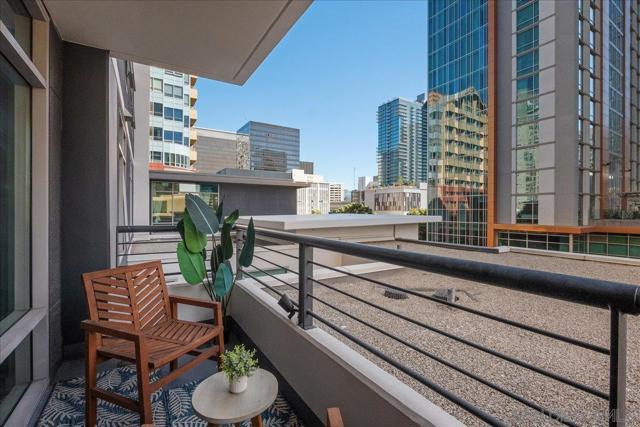 425 W Beech St, San Diego CA: https://media.crmls.org/mediaz/68208562-75d7-44e0-be14-45a6f214515e.jpg