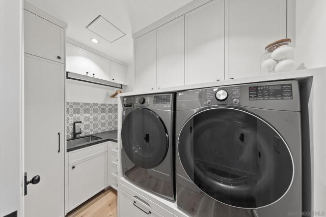 4223 Middlesex Dr, San Diego CA: https://media.crmls.org/mediaz/6821ddca-104d-4b68-b5b2-67b8df079e42.jpg