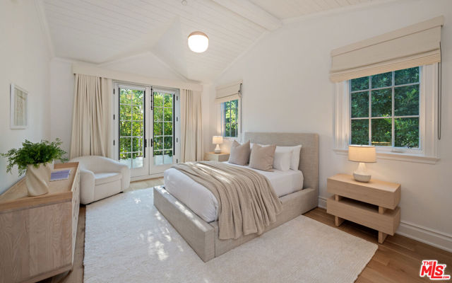 491 N Tigertail Road, Los Angeles CA: https://media.crmls.org/mediaz/682270cc-30cc-48b4-b7a9-e3556f9b7625.jpg