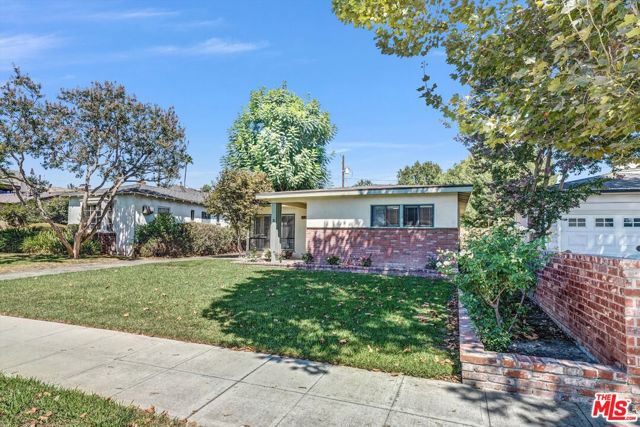 520 N Beachwood Drive, Burbank CA: https://media.crmls.org/mediaz/68231ce0-8441-4424-8005-7396c03fdda2.jpg