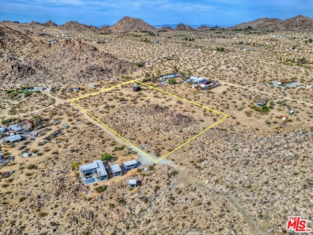 63131 Rocking Chair Road, Joshua Tree CA: https://media.crmls.org/mediaz/68232f16-7e7e-4a49-ba22-42f5ceeb7142.jpg