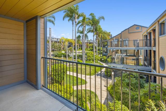 4006 Layang Layang Circle, Carlsbad CA: https://media.crmls.org/mediaz/68234835-d45b-4e86-bcc2-98d823047c66.jpg