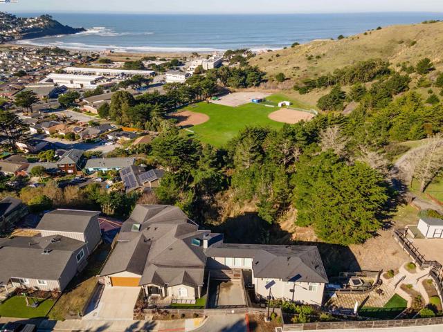 674 Corona Dr, Pacifica CA: https://media.crmls.org/mediaz/6823670f-13b3-43c7-9b05-3ca273f8626e.jpg