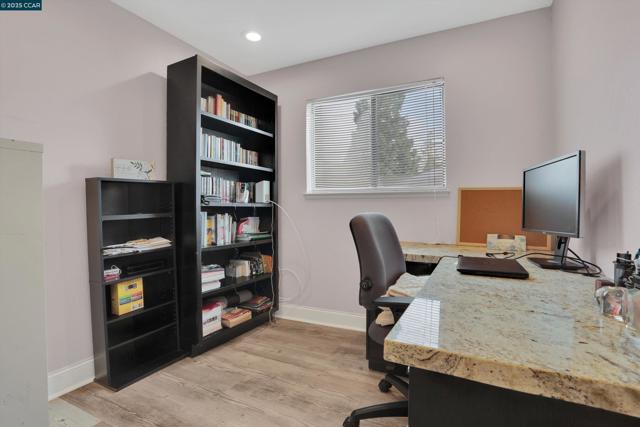 1274 Maywood Ln, Martinez CA: https://media.crmls.org/mediaz/6824ec50-8c6d-4e43-a7e2-6e538fc5433d.jpg