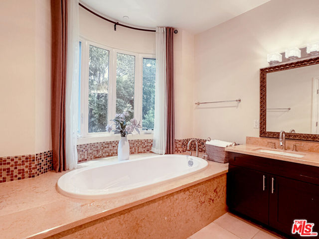 4848 Wilshire Boulevard, Los Angeles CA: https://media.crmls.org/mediaz/682524b3-f8ea-4705-8884-f472d61c3ed4.jpg