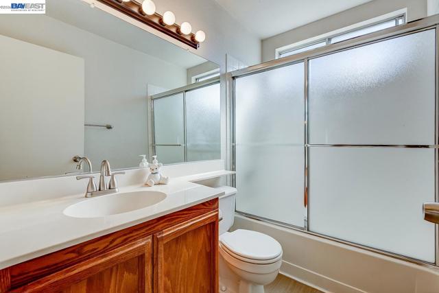 8524 Oak Harbour Ct, Fair Oaks CA: https://media.crmls.org/mediaz/68259d61-f02f-472a-9ea8-116c459e215c.jpg