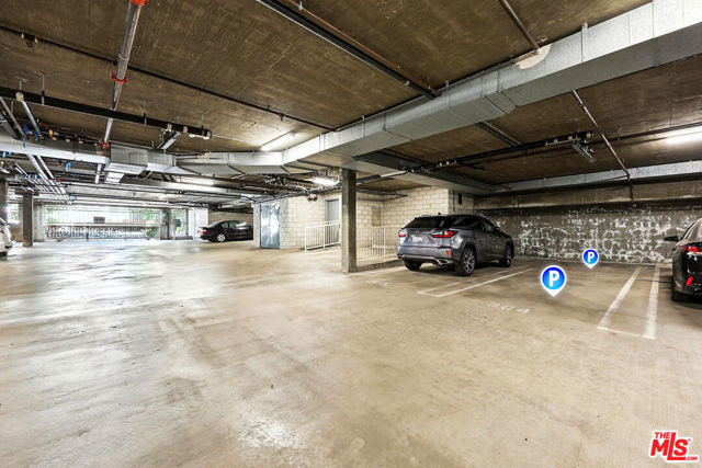 1211 S Shenandoah Street, Los Angeles CA: https://media.crmls.org/mediaz/6825eef2-65c4-41cc-baf7-734b85ff8379.jpg