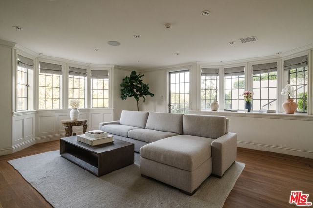 10950 Bellagio Road, Los Angeles CA: https://media.crmls.org/mediaz/6826f455-a9bf-430e-97c1-fdfaa69f9677.jpg