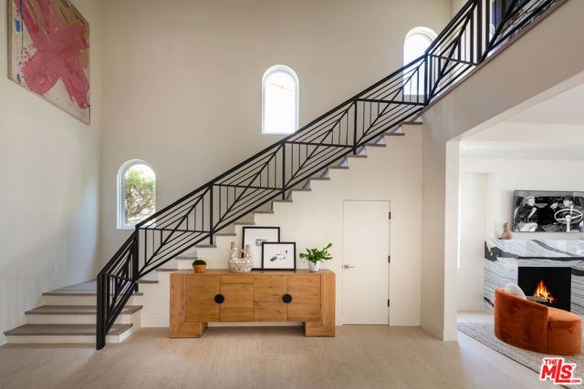 526 N Plymouth Boulevard, Los Angeles CA: https://media.crmls.org/mediaz/6826f6a0-d550-4e93-bce1-408fb27a1e95.jpg