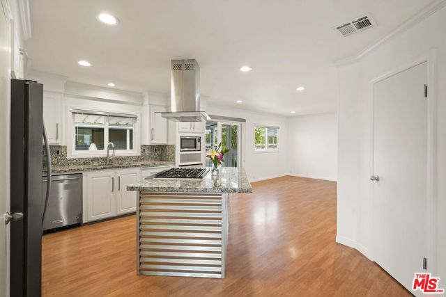 29500 Heathercliff Rd, Malibu CA: https://media.crmls.org/mediaz/68276542-4407-45f4-84ef-159ff4ac7280.jpg