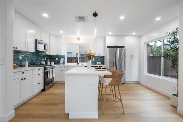 Detail Gallery Image 7 of 27 For 1322 Calle Goya, Oceanside,  CA 92056 - 4 Beds | 2/1 Baths