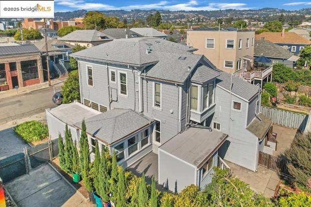 487 43Rd St, Oakland CA: https://media.crmls.org/mediaz/68283394-43a9-45a0-accb-2a49da2b4e37.jpg