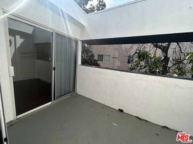 5142 Zelzah Avenue, Encino CA: https://media.crmls.org/mediaz/6828914d-4469-4199-865d-3e1d1ab477af.jpg