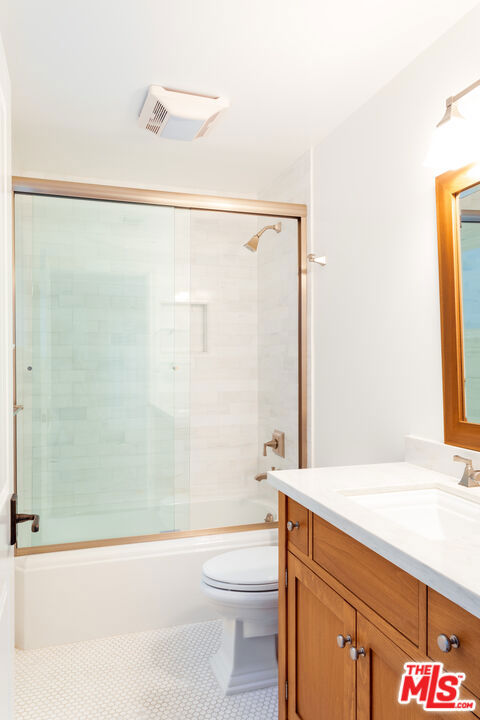 702 Pacific Ave., Venice CA: https://media.crmls.org/mediaz/6828bbd2-2ff4-4795-a2b6-f85bb4243fe8.jpg