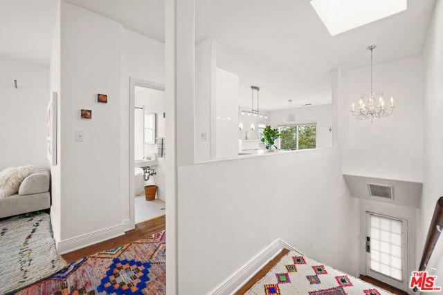236 S 5th Avenue, Venice CA: https://media.crmls.org/mediaz/682923ba-e8c0-468e-9ae1-27a40192d416.jpg