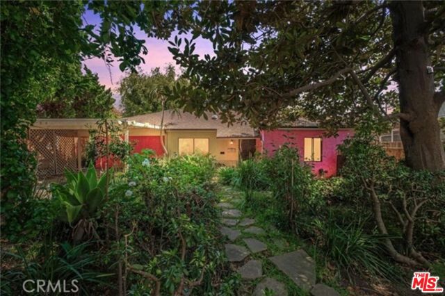 11816 Avon Way, Los Angeles CA: https://media.crmls.org/mediaz/682a6202-7048-4100-b844-83674e44c734.jpg