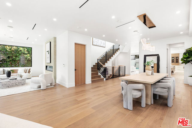 2565 Patricia Avenue, Los Angeles CA: https://media.crmls.org/mediaz/682acfd3-d8aa-45b0-8bd1-597c0940bccc.jpg