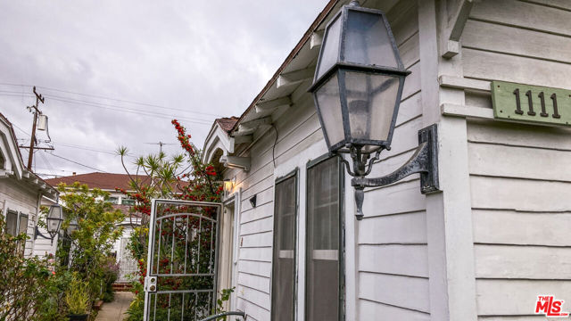 1111 12th Street, Santa Monica CA: https://media.crmls.org/mediaz/682bd160-5397-46c3-8b83-321cbe1217a6.jpg