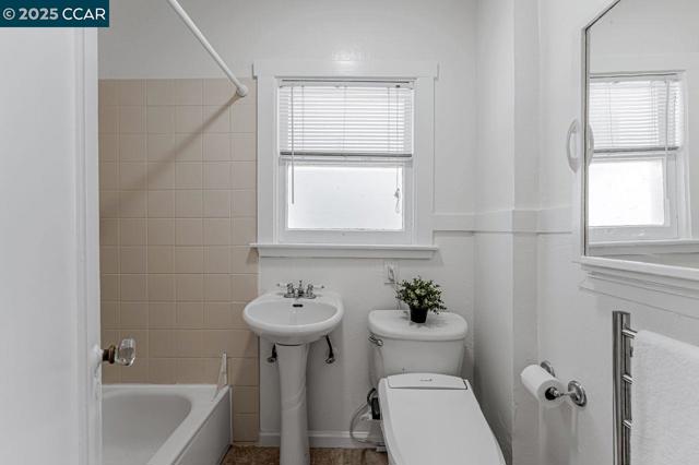654 Mandana Blvd, Oakland, California 94610, 1 Bedroom Bedrooms, ,1 BathroomBathrooms,Condominium,For Sale,Mandana Blvd,41086148