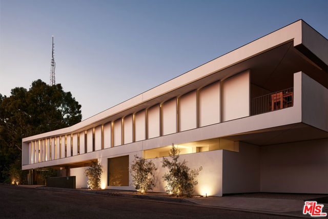 2500 Briarcrest Road, Beverly Hills CA: https://media.crmls.org/mediaz/682caeaf-4c3b-493c-8522-5a37ec25e1e8.jpg
