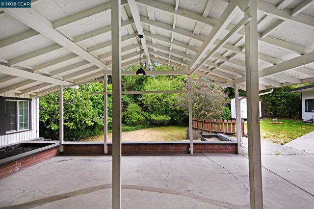 2326 Estrella Ct, Pinole CA: https://media.crmls.org/mediaz/682d2edb-2996-4e5a-8e2a-4d2e0e967c2b.jpg