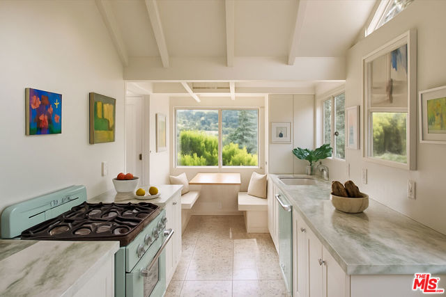 2764 Outpost Drive, Los Angeles CA: https://media.crmls.org/mediaz/682e2527-2526-4184-9f16-51d94c711a1a.jpg