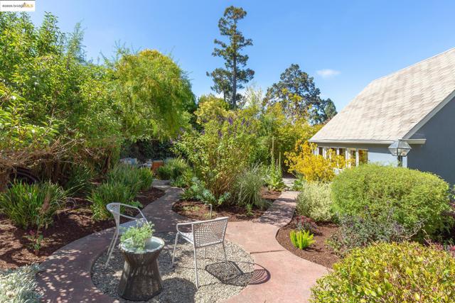 1145 Mandana Blvd, Oakland CA: https://media.crmls.org/mediaz/682e62e4-b393-4816-97bc-6492afe145c1.jpg