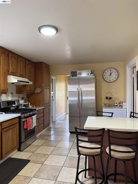 663 25TH Street, Oakland CA: https://media.crmls.org/mediaz/68305abf-c679-43fa-99d0-85fdf39d5baa.jpg