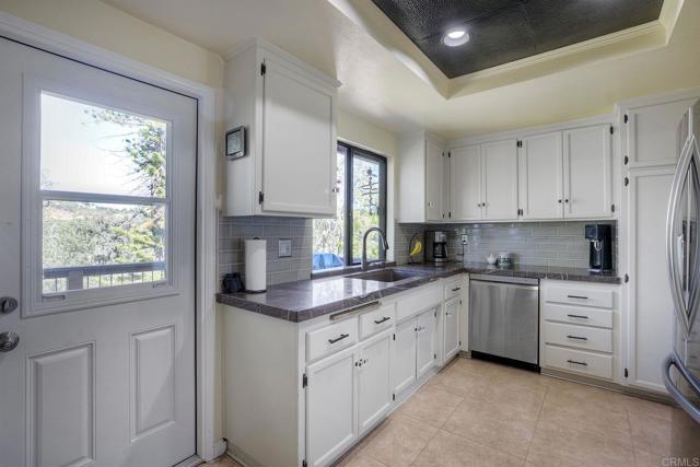 Detail Gallery Image 14 of 60 For 28242 Glenmeade Way, Escondido,  CA 92026 - 4 Beds | 3/1 Baths