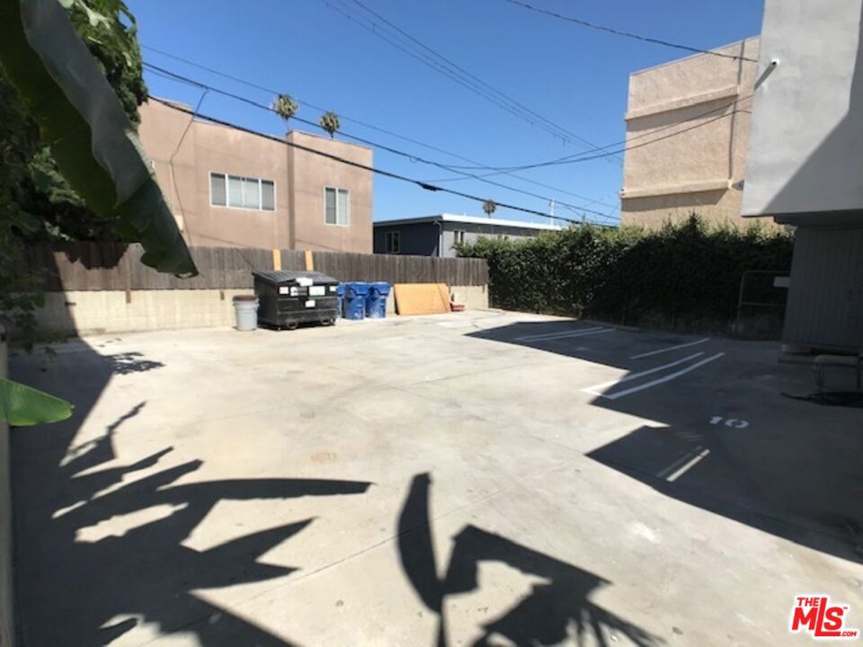 https://media.crmls.org/mediaz/68315712-ccbd-4b49-a3e3-99daf2f01a88.jpg?preset=X-Large
