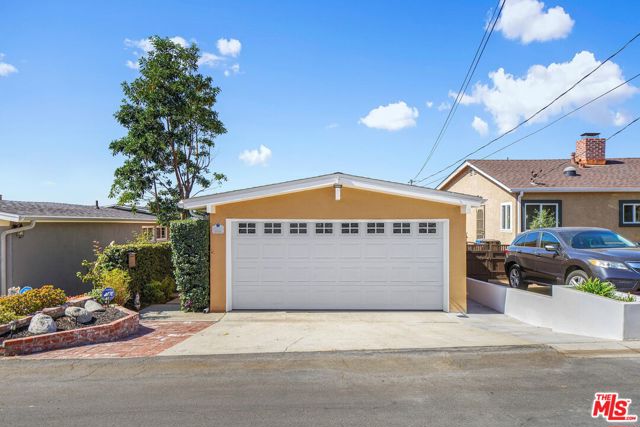 1623 Raymond Avenue, Hermosa Beach, California 90254, 3 Bedrooms Bedrooms, ,2 BathroomsBathrooms,Residential,Sold,Raymond,21795530