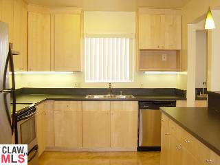 1033 6TH Street, Santa Monica CA: https://media.crmls.org/mediaz/6831632a-35fa-4133-8272-16d42d2fb938.jpg