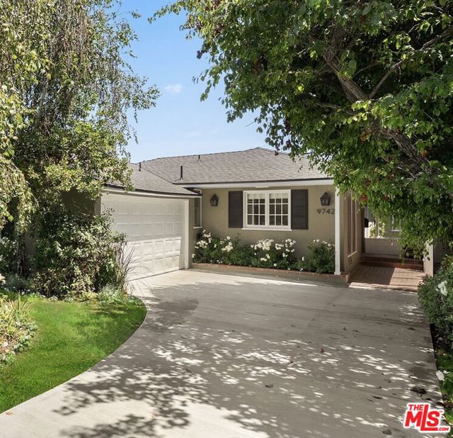 9742 Saturn Street, Los Angeles CA: https://media.crmls.org/mediaz/6831b31b-60e7-43f9-89f5-1c07787ca4e6.jpg