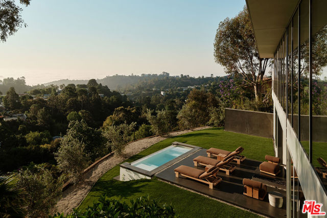 2500 Briarcrest Road, Beverly Hills CA: https://media.crmls.org/mediaz/68322a3c-f2ee-47ac-8131-6dcd5b8f3d5e.jpg