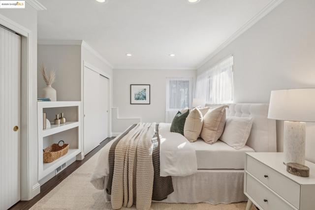 5646 Thornhill Dr, Oakland CA: https://media.crmls.org/mediaz/683343d0-e7f9-4131-8045-76fe7581ab76.jpg
