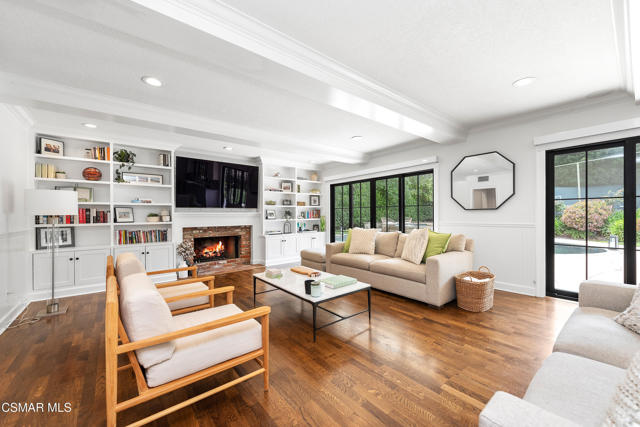 1211 Ridgecrest Place, Westlake Village CA: https://media.crmls.org/mediaz/6833af5a-fd27-4eef-8ed5-ce2c255a5a6d.jpg