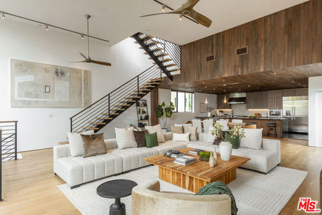 520 Broadway Street, Venice CA: https://media.crmls.org/mediaz/6833b4c2-6d84-43fb-bc07-16a6cca3d9d3.jpg