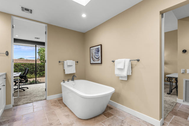 132 Columbia Drive, Rancho Mirage CA: https://media.crmls.org/mediaz/68346469-da79-4cd8-95c6-b82a030dadd7.jpg