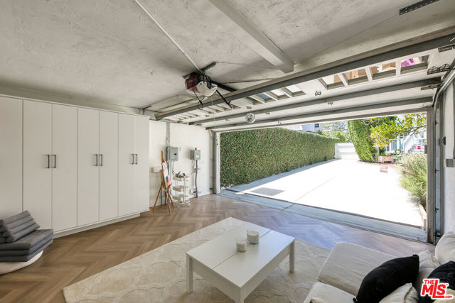 10736 Le Conte Avenue, Los Angeles CA: https://media.crmls.org/mediaz/68357150-c20e-48f7-83f4-d34000c33b8a.jpg